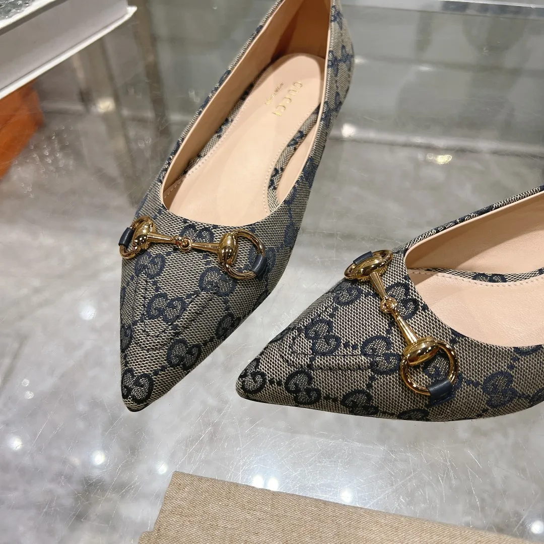 👟👟Ex-factory price 440👟👟 (genuine leather sole +40) Gucci Original GG canvas adds dazzling essence to these slingback pumps. Brown leather piping and light gold-toned hardware are complemented by beige and brown graphics. The pointed toe, elasticated straps and low heel all work together to create a comfortable fit. Upper: Made of first-layer imported patent cowhide/sheepskin lining. Outsole: Rubber non-slip outsole/genuine leather outsole. Size: 35-42 (34/41 42 customized, non-refundable)​